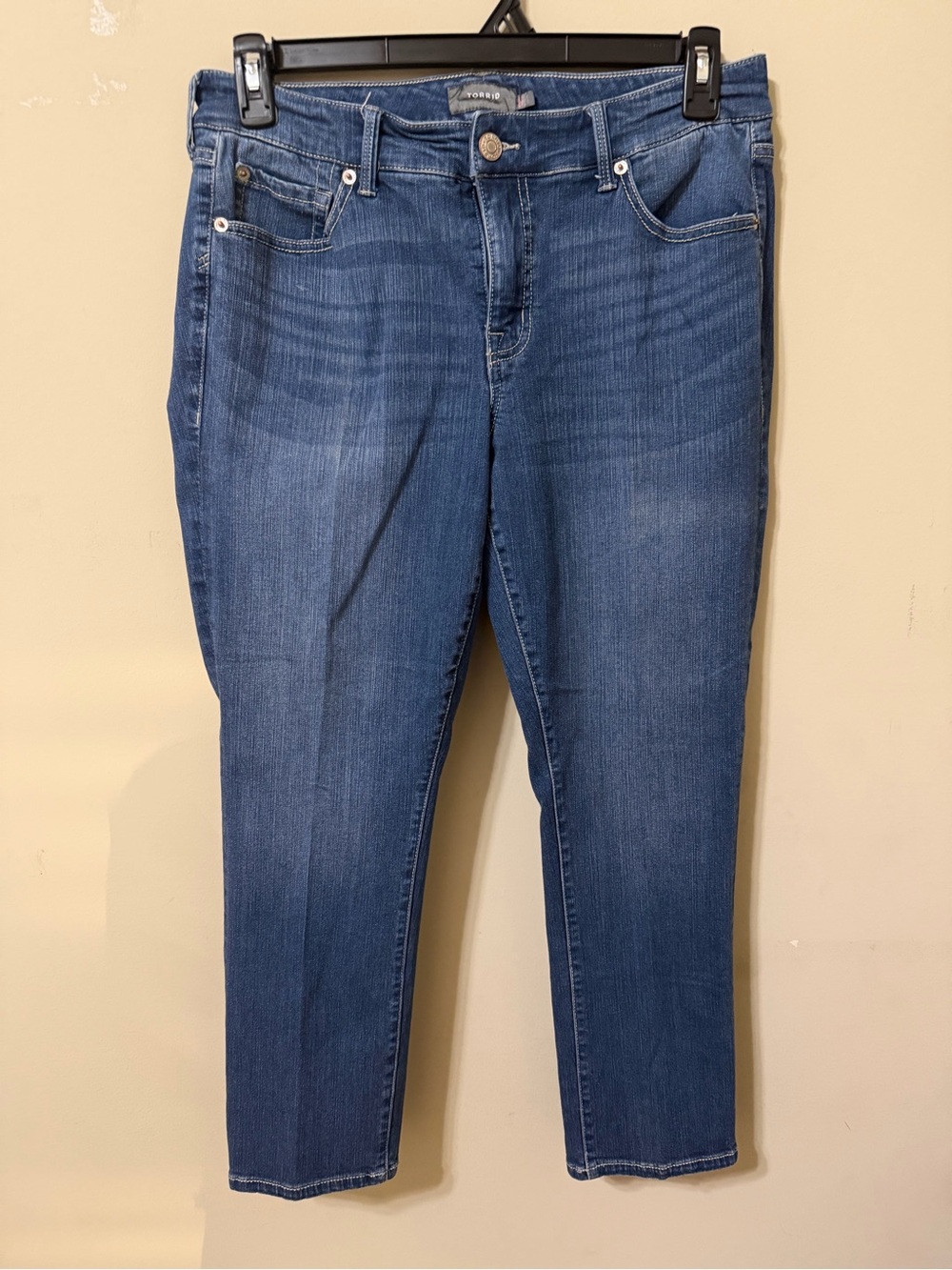 Torrid 12r Women’s Mid-Rise Blue Denim Jeans cropped 26” hem never worn stretchy
